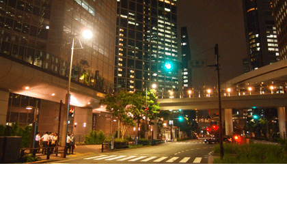 ①「汐留北」信号で、カレッタ汐留を左手に見ながら直進