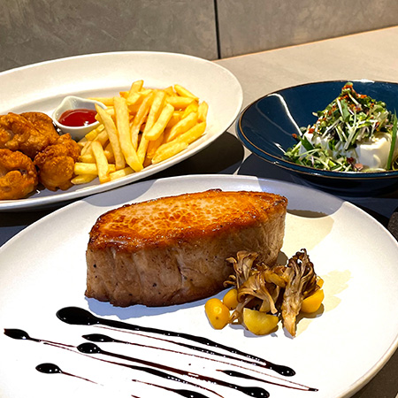  THE KBBとコラボ！極厚ステーキとマグロを楽しめる...